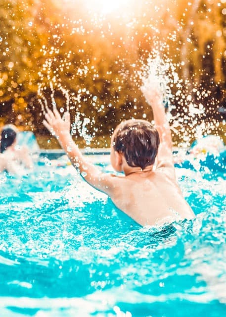 Người bơi đang vui vẻ